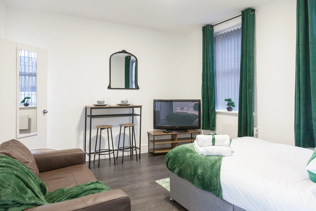 Studio Apartment, Warrington CC